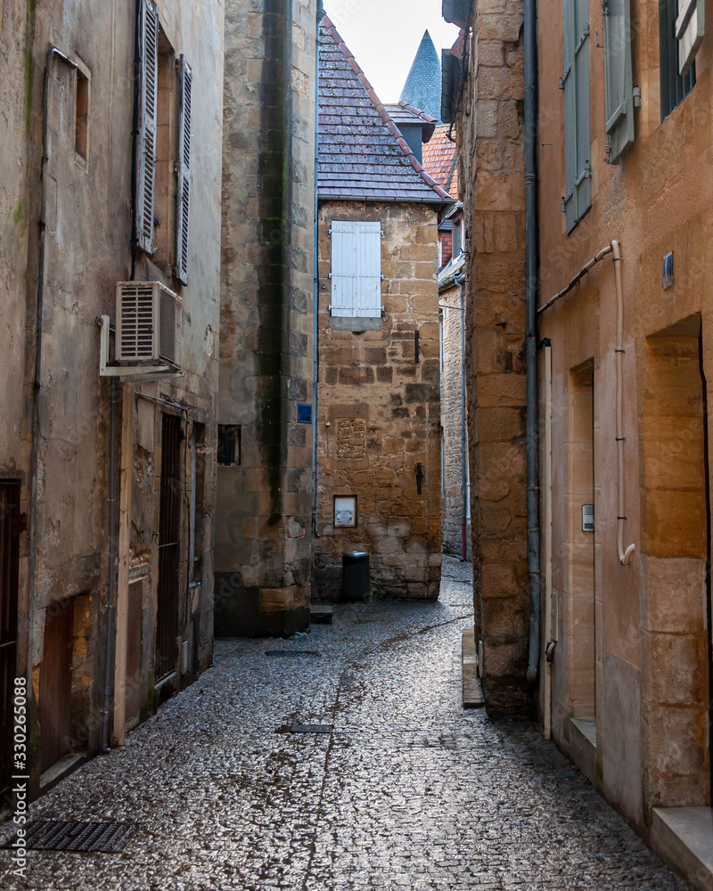 Sarlat in Aquitaine, France. The capital of Périgord Noir, a medieval village full of picturesque alleys and monuments. View of a typical alley in the historic center.