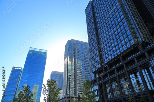 東京丸の内にそびえ建つ高層ビル群