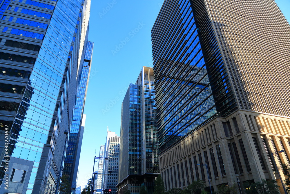 永代通り沿いに建ち並ぶ大手町オフィスビル群