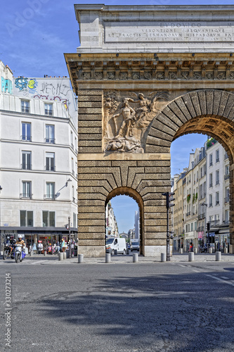 Porte Saint Martin in paris © isabelle dupont