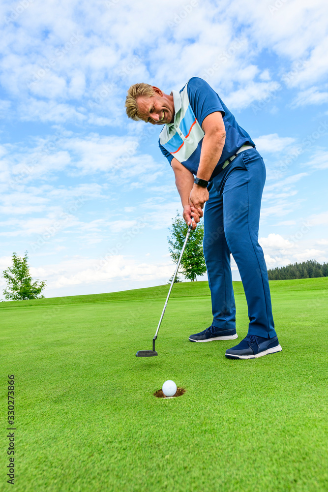 Fototapeta premium Erfolgreicher Lochversuch beim Golf