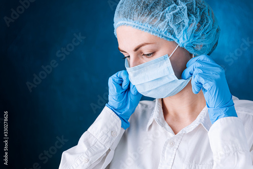 Obraz na płótnie female doctor puts on a mask w salonie