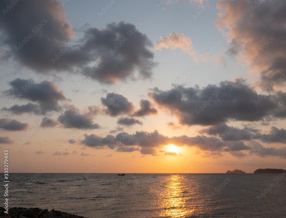 Obraz premium Twilight sunset time above the sea