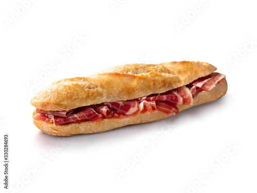 baguette de jamón y tomate sobre fondo blanco, bocadillo. ham and tomato baguette on white background, sandwich.