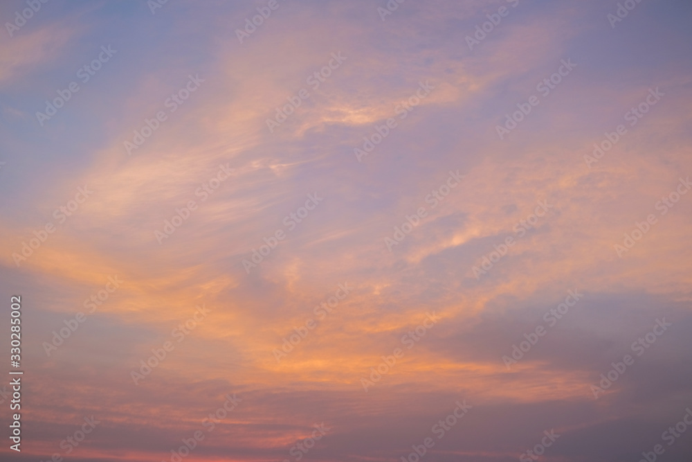 Obraz premium Stunning purple sunset on a tropical beach.