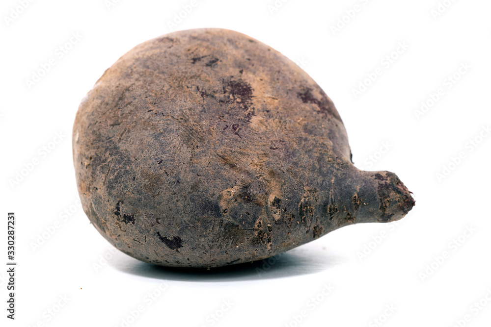 Fototapeta premium beet root isolated on white background