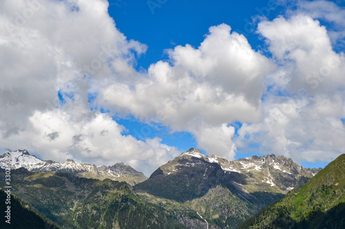 paesaggio di montagna con nuvole 