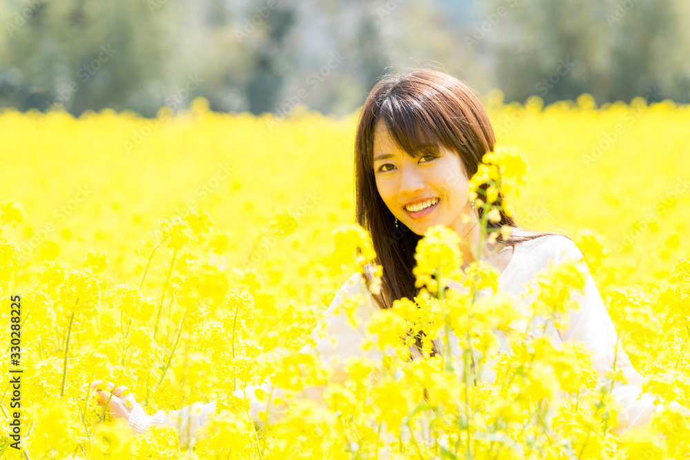 菜の花と女性 菜の花と女性