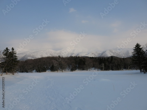 雪に覆われた知床五湖の二湖（冬の知床五湖エコツアー参加中に撮影したもの） © a_text