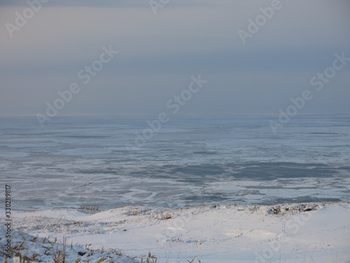 知床五湖の一湖近くの丘の上から見たオホーツク海の流氷（冬の知床五湖エコツアー参加中に撮影したもの） © a_text
