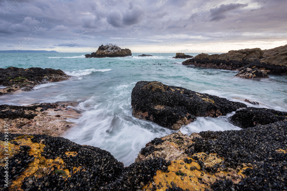 Obraz premium A beautiful moody seascape taken in hermanus, South Africa, on a stormy, cloudy afternoon.