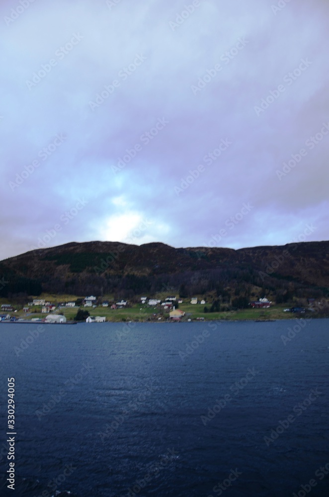 Navigation  de l’Express Côtier Hurtigruten  de Bergen vers Alesund (Norvège)
