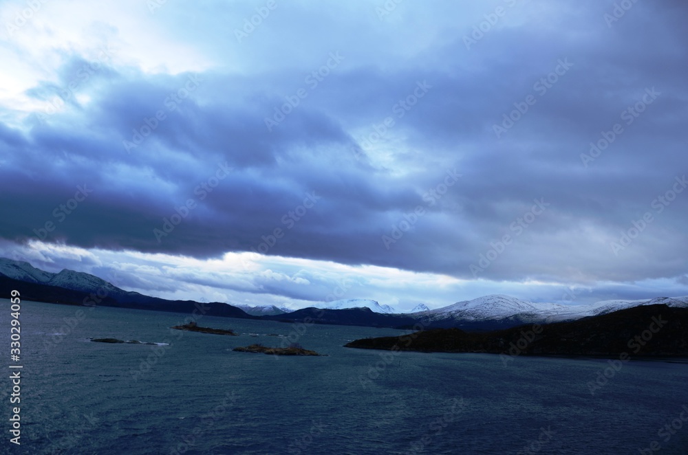 Naklejka premium Navigation de l’Express Côtier Hurtigruten de Bergen vers Alesund (Norvège)