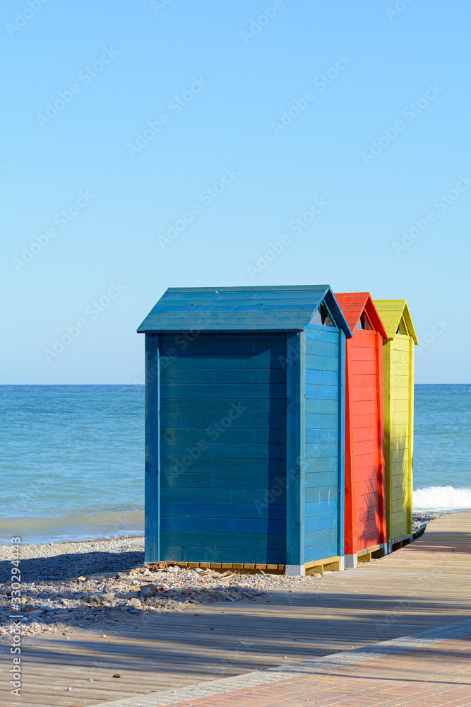 Casetas de playa de colores, junto al mar Mediterráneo. España