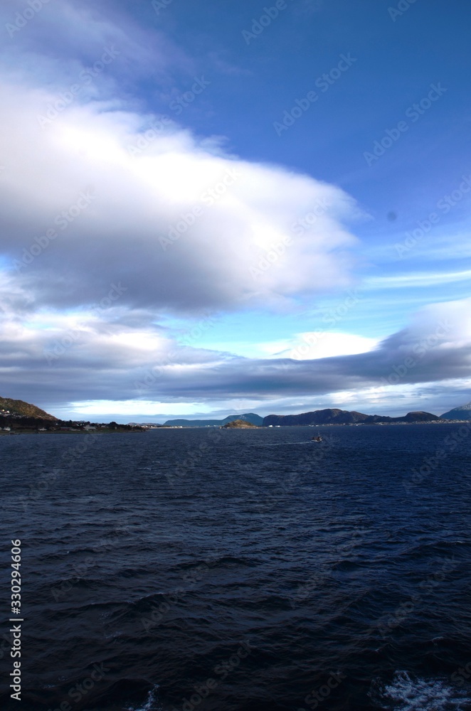 Navigation  de l’Express Côtier Hurtigruten  de Bergen vers Alesund (Norvège)