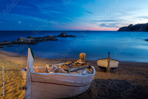 Botes en una playa de arena de la Costa Brava