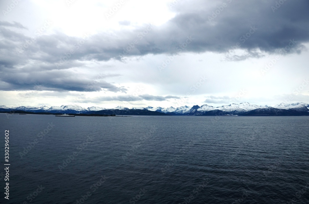 Navigation  de l’Express Côtier Hurtigruten  de Alesund vers Molde (Norvège)