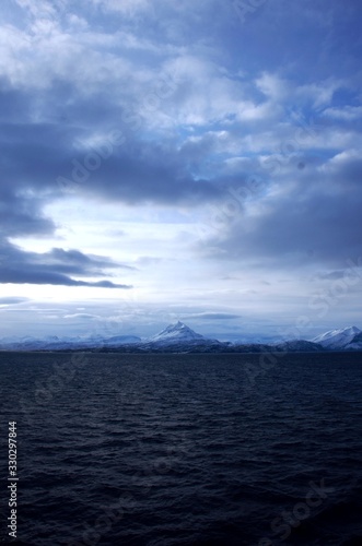 Navigation de l’Express Côtier Hurtigruten vers Tromso (Norvège)