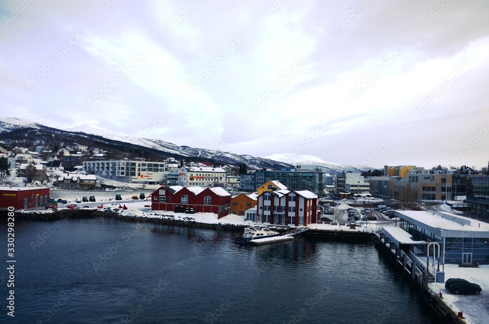 Navigation  de l’Express Côtier Hurtigruten  vers Tromso (Norvège)