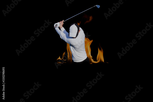 Hombre jugando al golf, blanco y negro con fuego