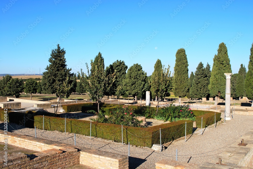 Φωτογραφία The Bird House at the Roman ruin site at Italica, Seville, Spain.