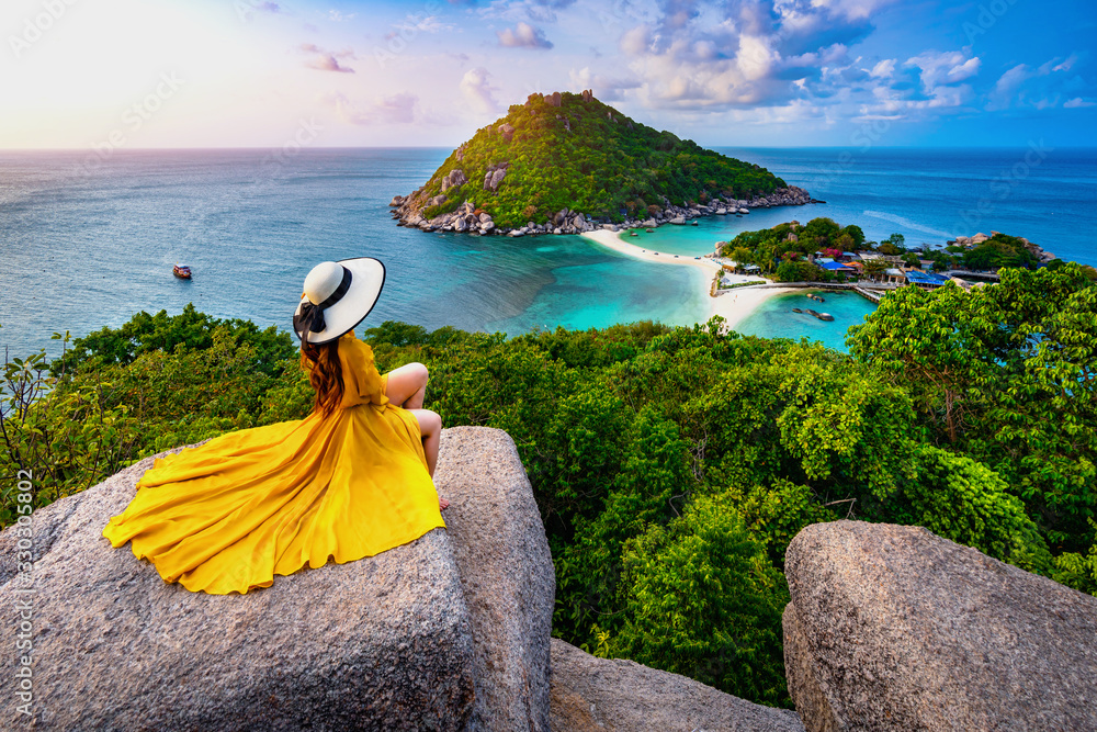 Φωτογραφία Asian female tourist poses for a photo shoot at the viewpoint on Nang Yuan island, Thailand