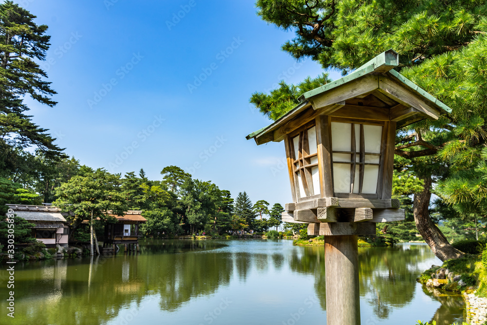 Φωτογραφία Close up of a wooden lantern at Kenrokuen garden in Kanazawa