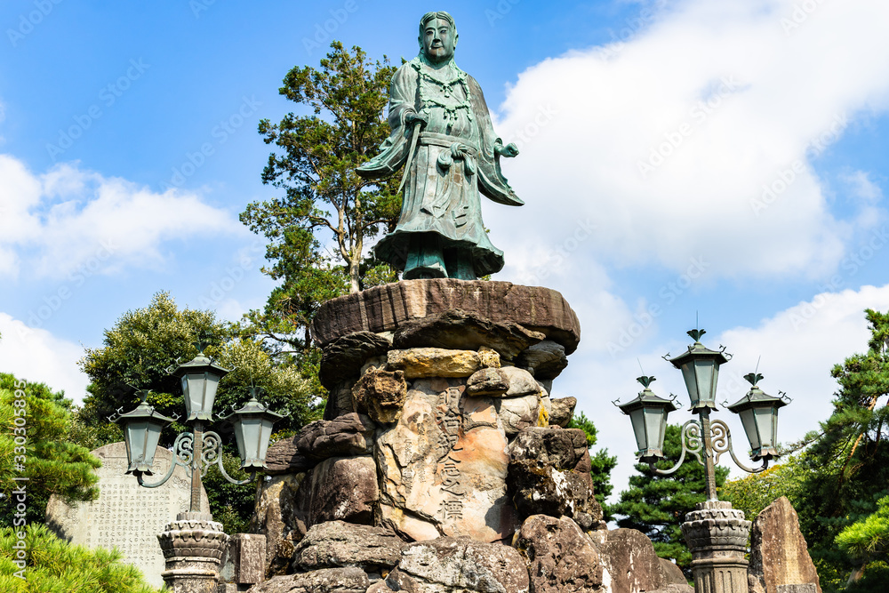 Ταπετσαρία Statue of the prince Yamato Takeru at Kenroku-en garden, Kanazawa, Japan