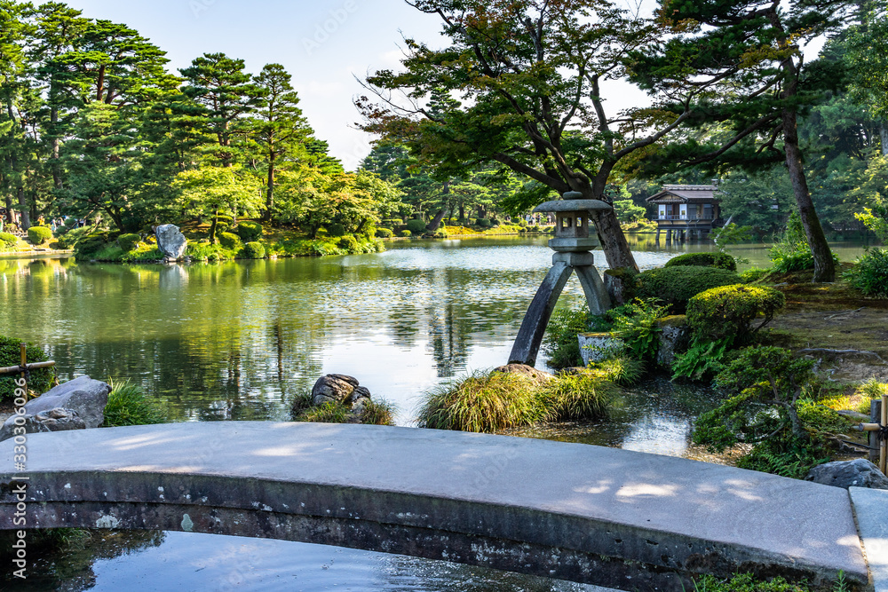 Φωτογραφία The beautiful  Kenroku-en garden in Kanazawa seen from Kasumigaike pond with ico