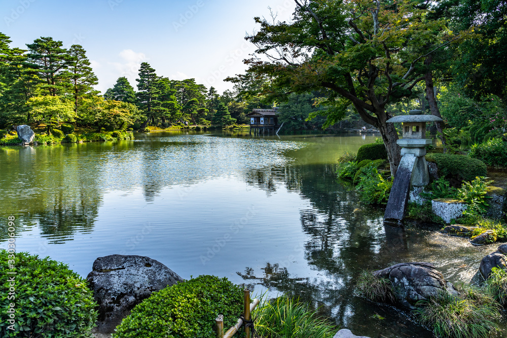 Φωτογραφία Scenic view of Kasumigaike pond at Kenrokuen garden with the iconic Kotojitoro L