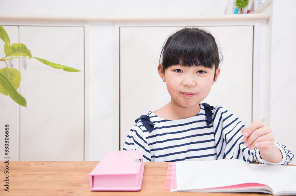 宿題をする小学生の女の子 宿題をする小学生の女の子