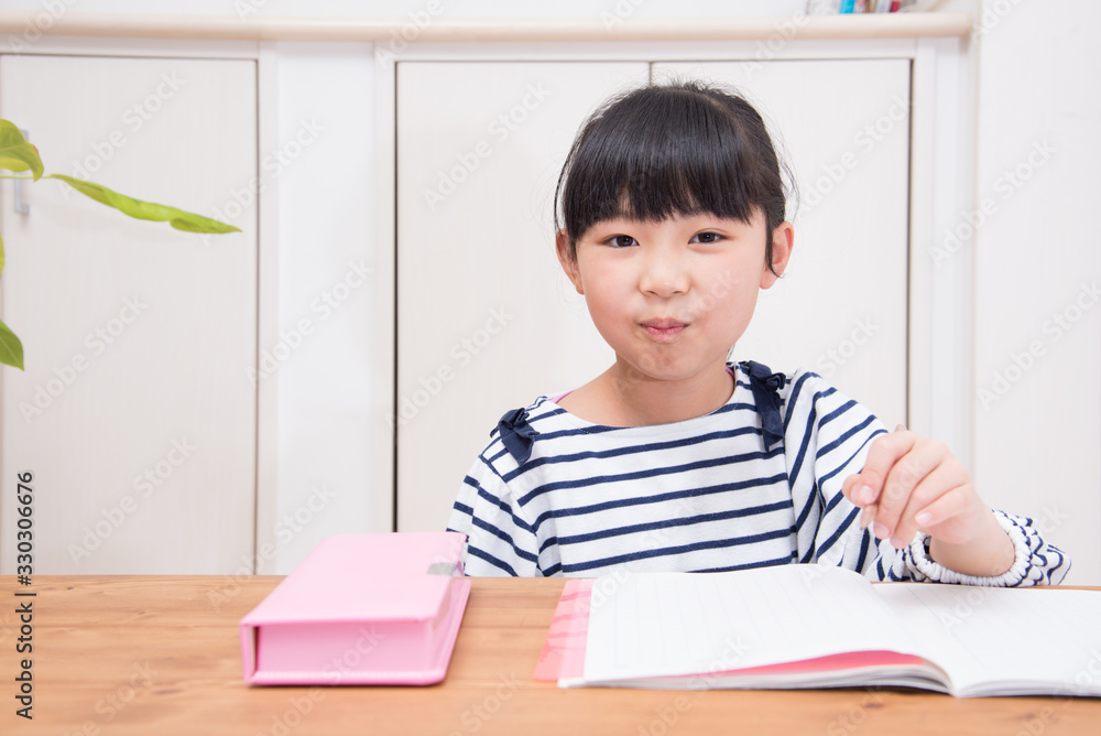 宿題をする小学生の女の子 宿題をする小学生の女の子
