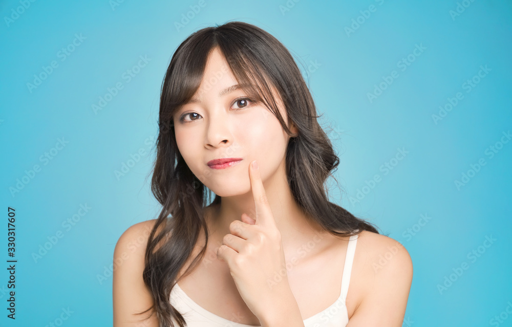 肌をチェックする女性(風俗産業、ポルノ、アダルト、出会い系コンテンツでの使用は規約により禁止されております) 肌をチェックする女性(風俗産業、ポルノ、アダルト、出会い系コンテンツでの使用は規約により禁止されております)