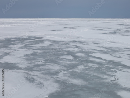 網走流氷観光砕氷船おーろら（沖合航路）からの眺め（流氷原・水平線）