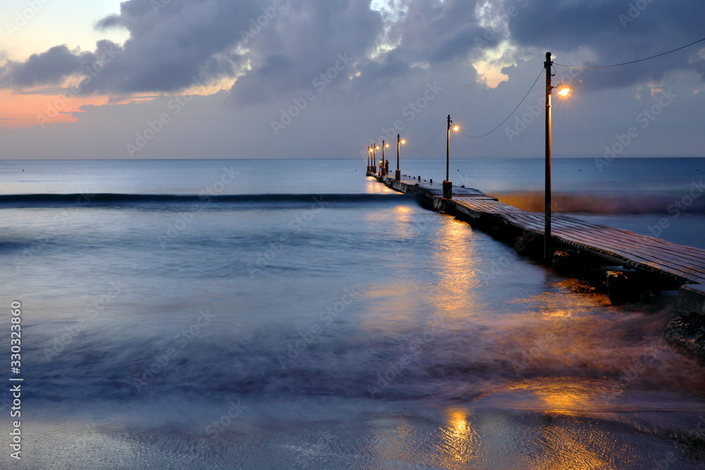 Obraz premium 波に洗われる桟橋