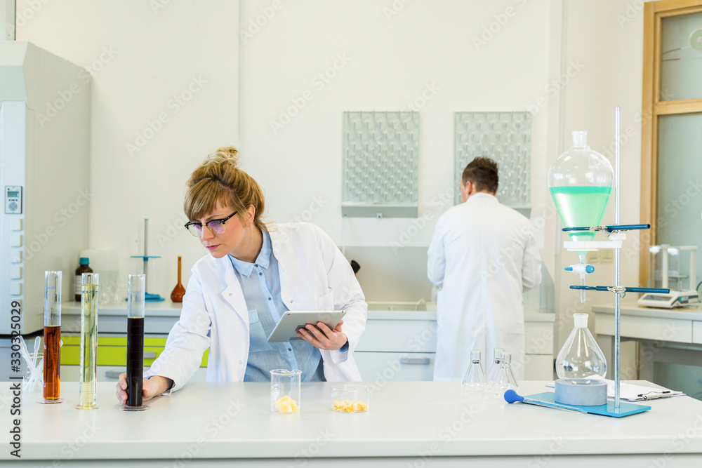 Obraz premium Chemist works with hemp CBDa oil in laboratory