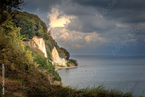 Ausblick vom Nationalpark Jasmund auf die Ostsee und den Kreidefelsen auf der Insel Rügen