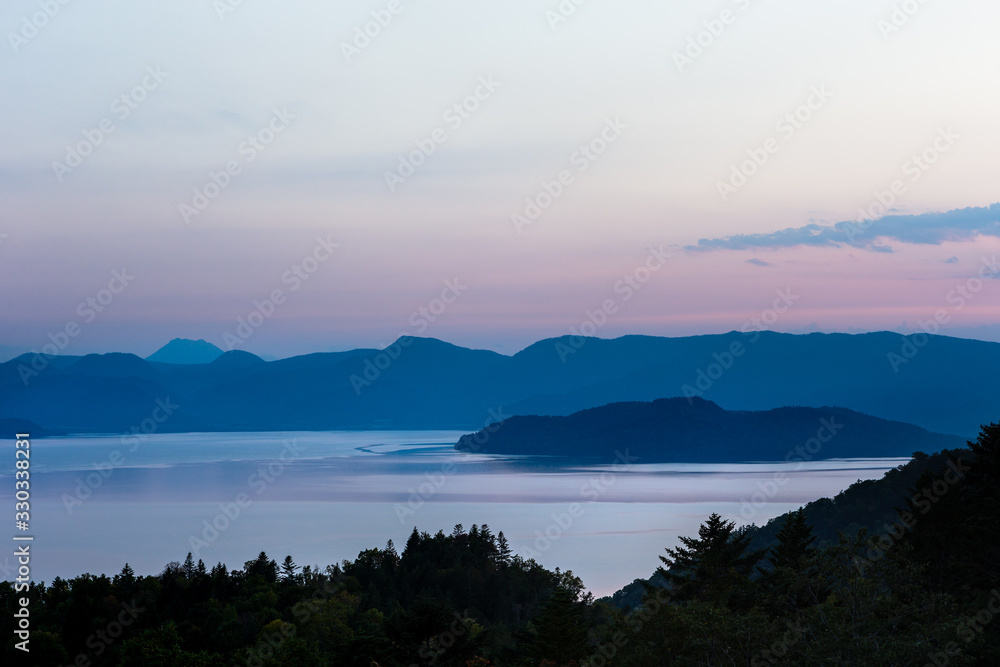 日本・北海道東部の国立公園、夕暮れの屈斜路湖