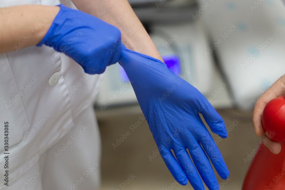 Obraz premium female doctor performing coronavirus test on a possible infected with blue gloves
