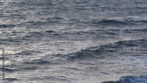 Fuertes olas se desplazan hacia la playa en un día de tormenta,