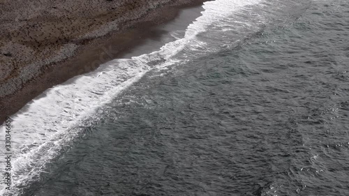Olas caminan hacia la playa, vista aérea, en el mar Mediterráneo