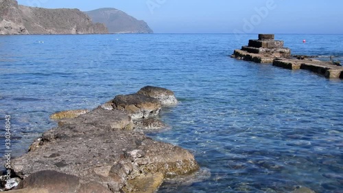 La antigua dársena y abrigo marino en la Isleta de Cabo de Gata, el agua crea charcas de marea,