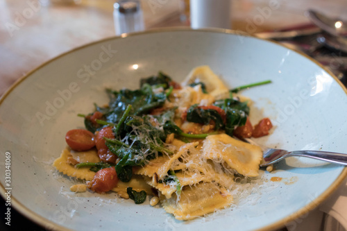 assiette de raviolis avec des épinards
