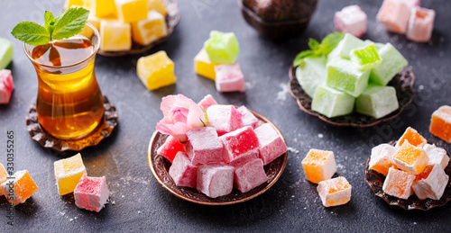 Photos Assortment of Turkish delights with glass of tea