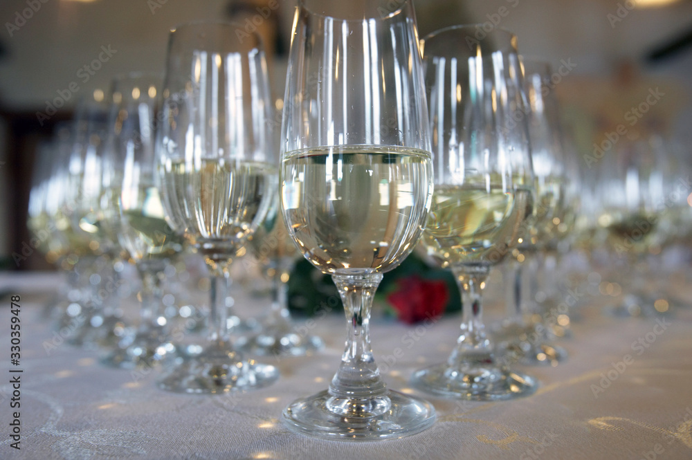 © arteffect.pl - Kieliszki z szampanem