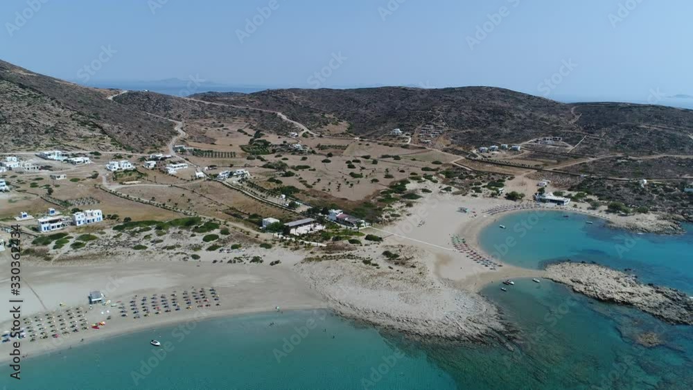Plage de Magganari sur l'île d'Ios dans les Cyclades en Grèce vue du ciel Plage de Magganari sur l'île d'Ios dans les Cyclades en Grèce vue du ciel