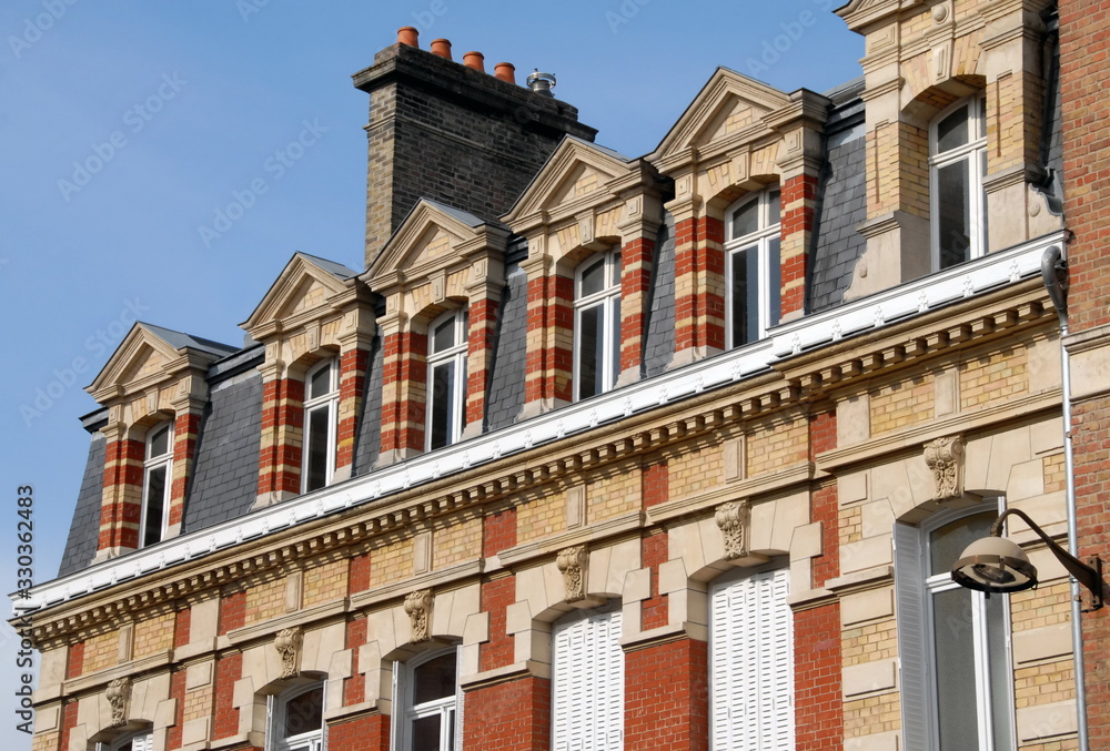 Obraz premium Ville d' Amiens, façade typique et colorée des bâtiments de la ville, département de la Somme, France