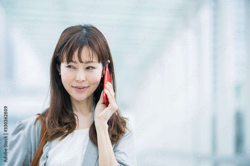 電話するビジネスウーマン 電話するビジネスウーマン