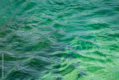 glasklares Wasser eines Flusses © lexpixelart