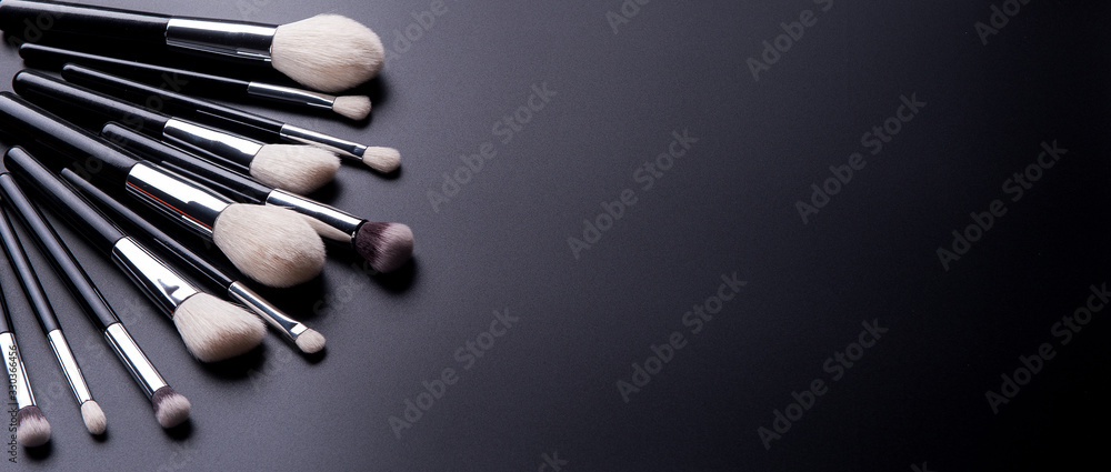 Make up brush lie on a black background <span>plik: #330366456 | autor: Rakursstudio</span>